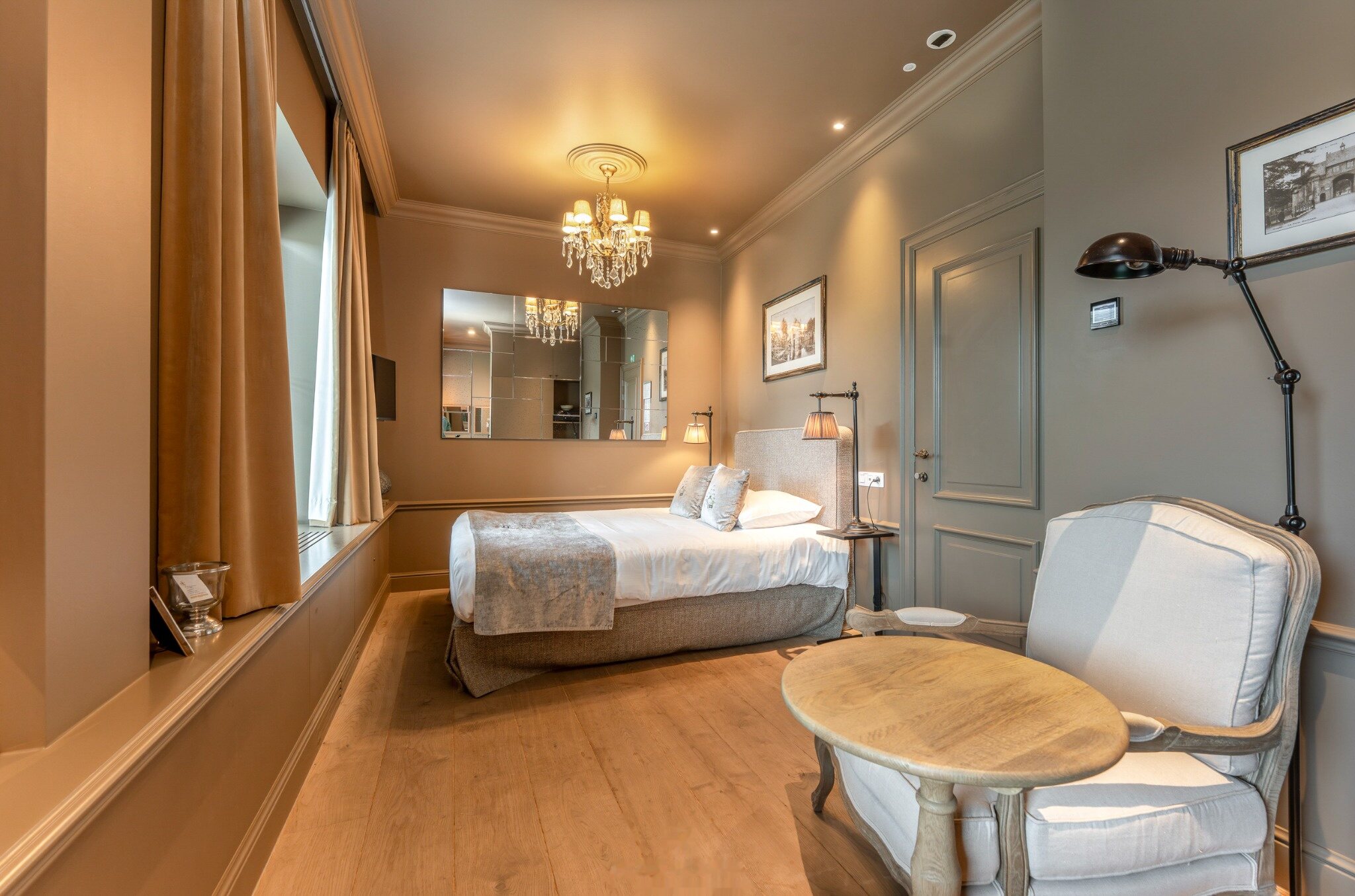 Smedenpoort suite, an elegant B&B room in Bruges